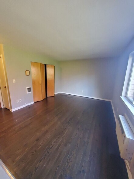 Primary Photo - 2448 W Kilbourn Ave