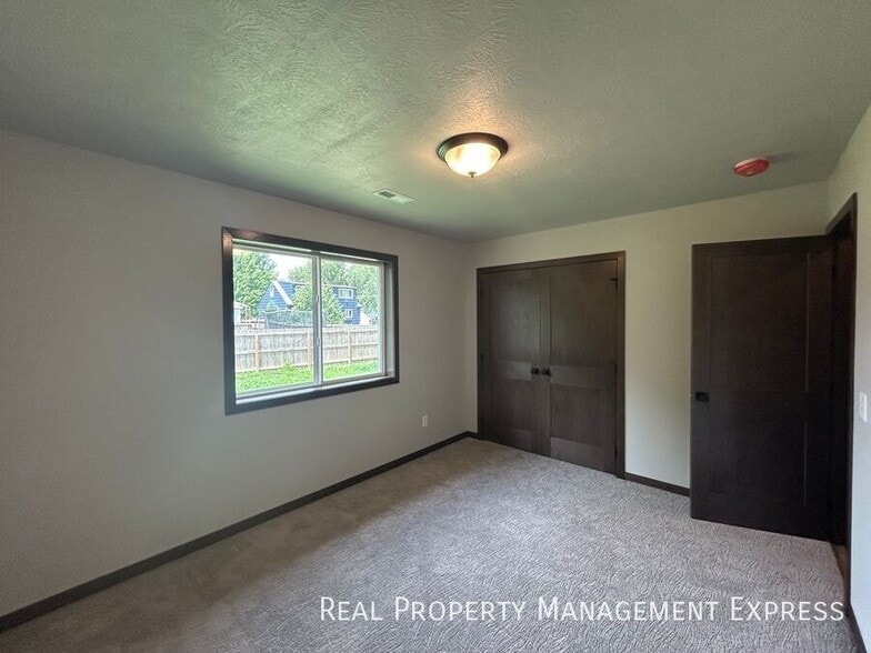 Building Photo - 3 Bedroom 2 Bathroom Home for Rent