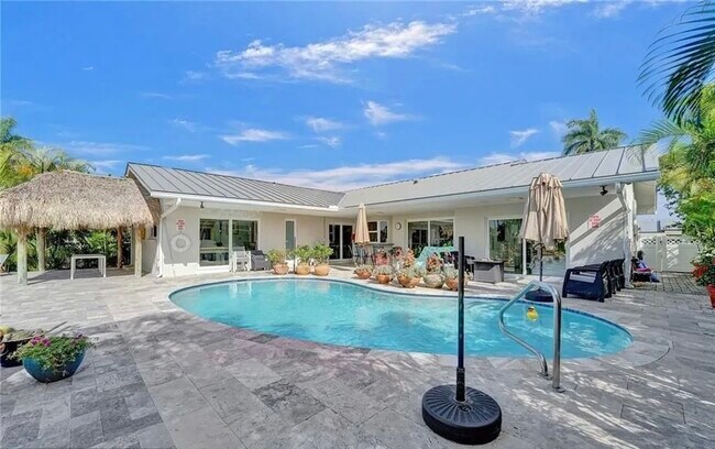 Building Photo - 2830 NE 55th St