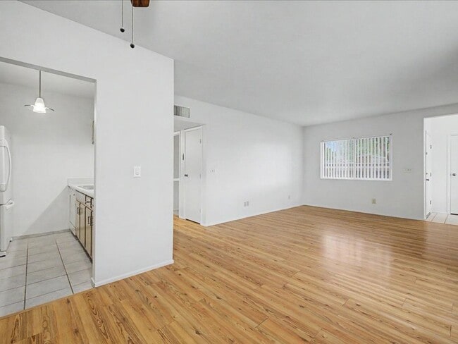 Building Photo - 2 Bedroom 2 Bathroom with Community Pool and Spa!