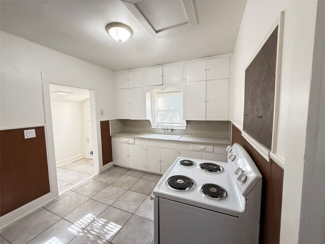 Building Photo - 17119 I-35