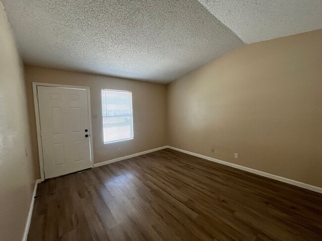 Building Photo - 5525 Lochmoor