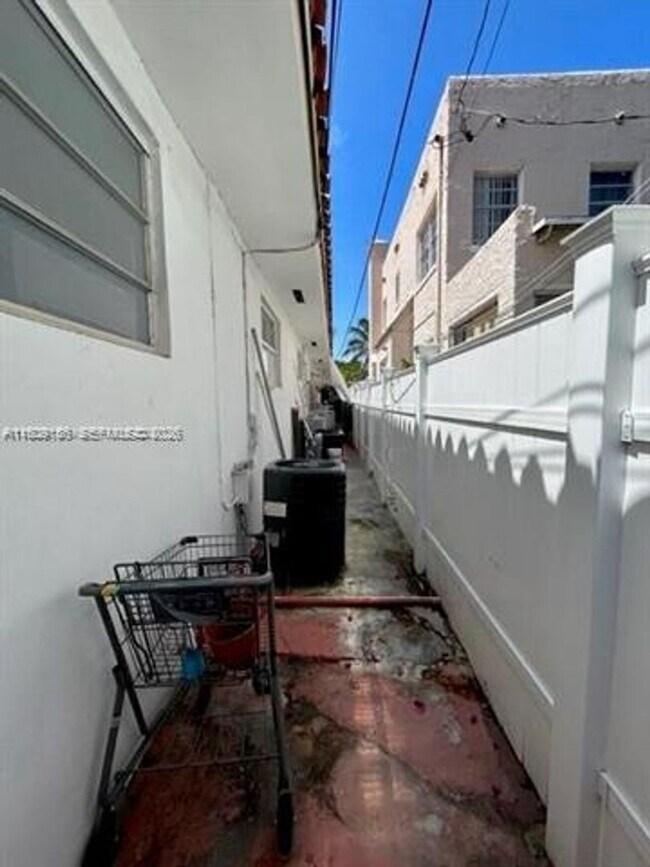 Building Photo - 1101 SW 17th Ave