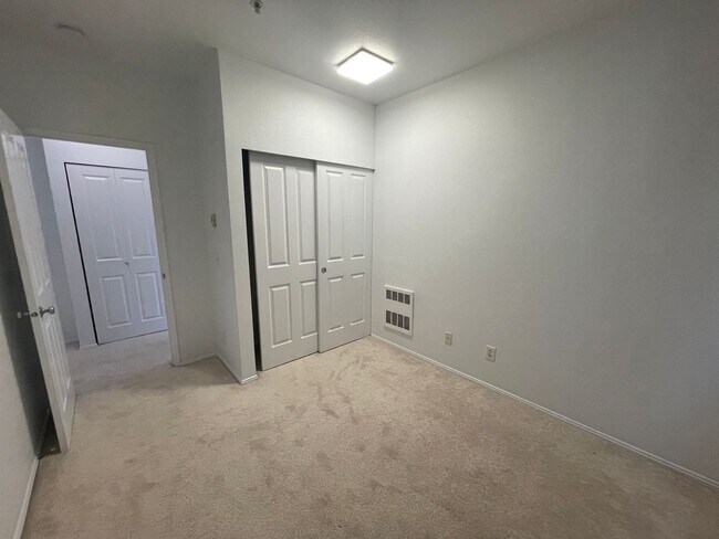 Building Photo - Sammamish Townhouse...