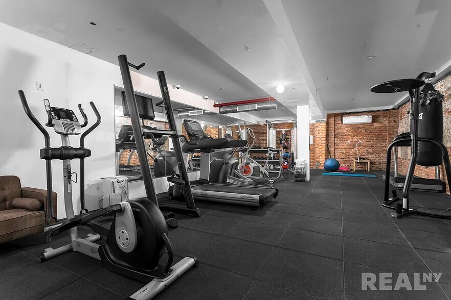 Building Photo - 177 Concord St