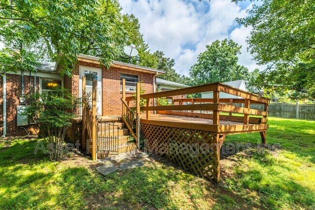 Building Photo - 102 Eastwood Dr
