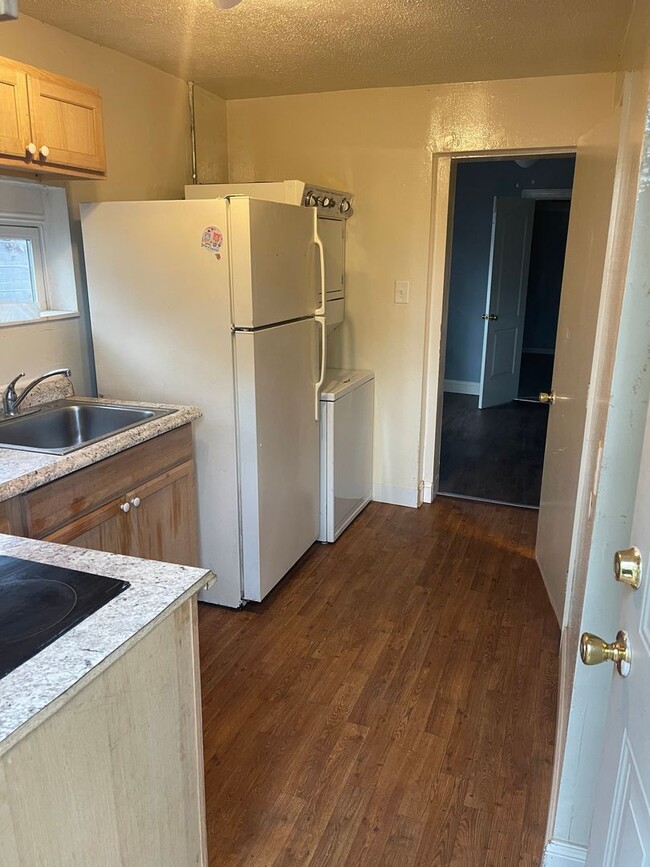 Building Photo - 2 bed 1 bath w Laundry, Yard, Parking, HVA...