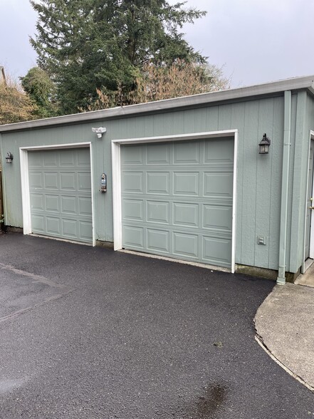 Garage - 4709 NE Leverich Ct