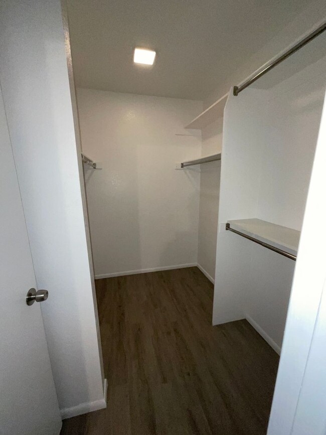 Building Photo - Eastside townhome completely remodeled, he...