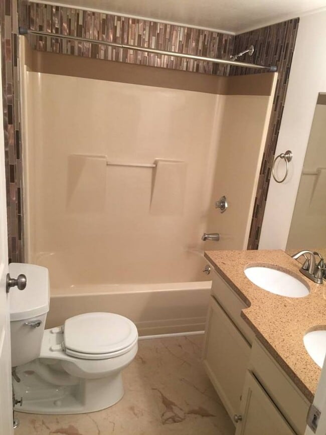Building Photo - Modern 4 Bedroom, 2 Bathroom Rental in Sou...
