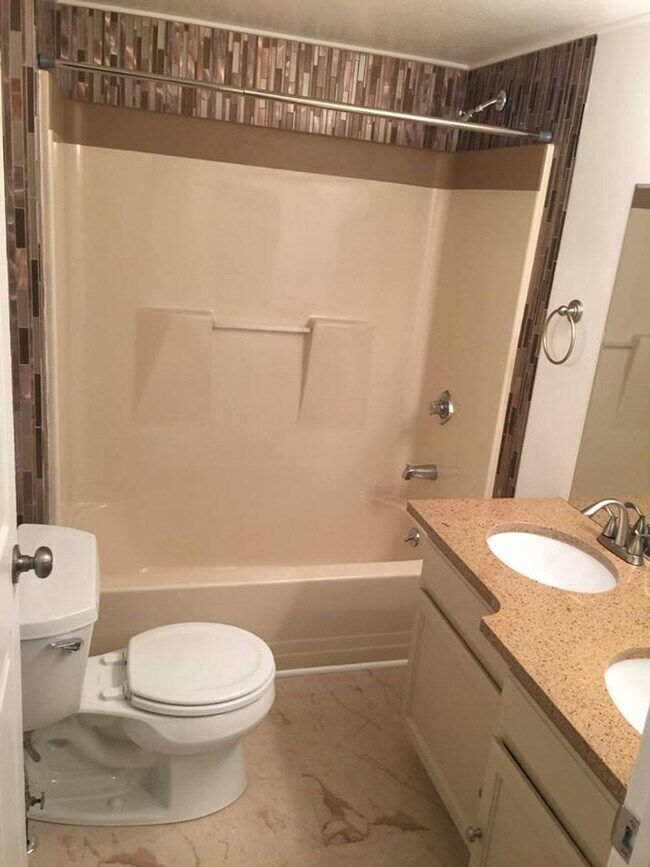 Building Photo - Modern Rental - South Side Flats