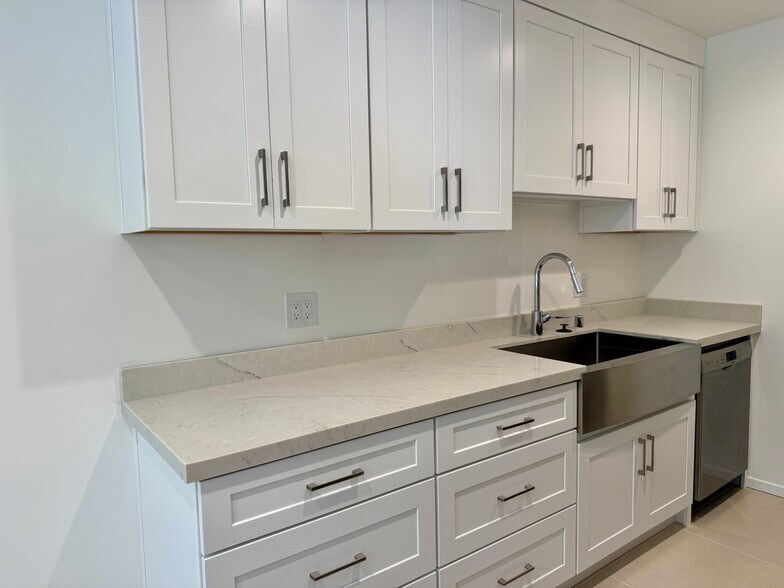 Building Photo - 1020 6th St