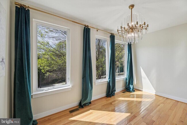 Building Photo - 5627 45th Ave