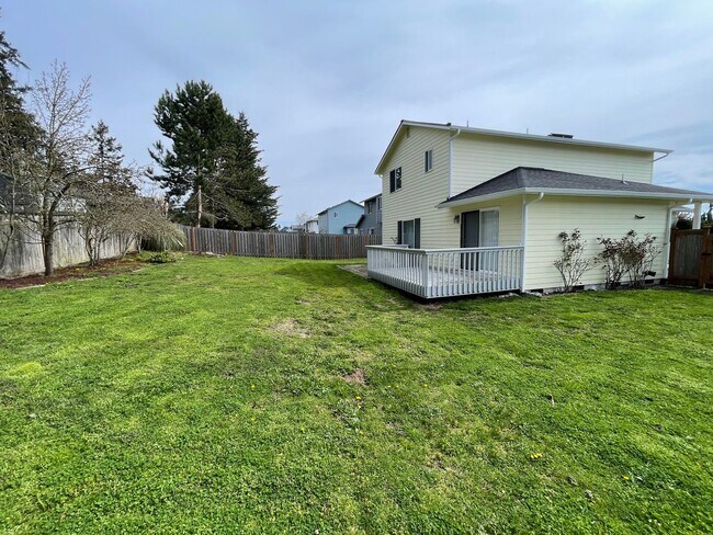 Building Photo - Beautiful 3 Bedroom Home, Pet Friendly!