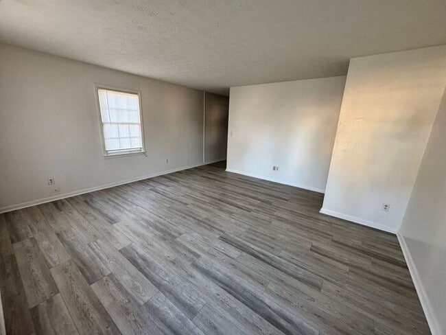 Building Photo - READY NOW!!! Beautiful brick front 2 bedroom 1 bath ranch duplex!