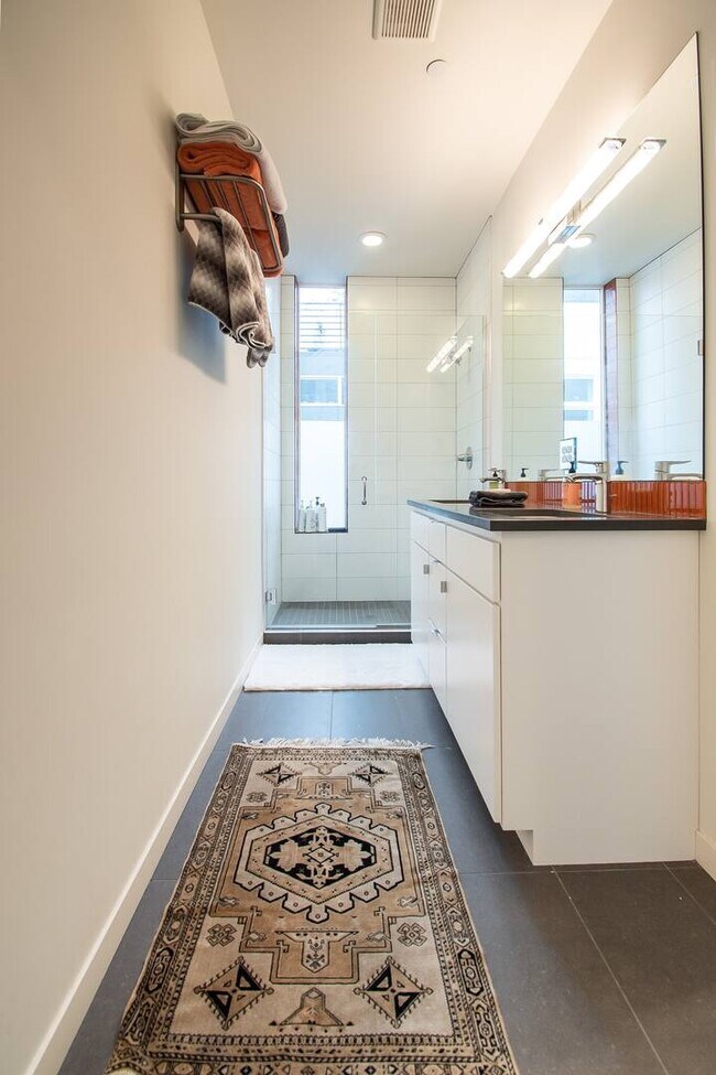 Building Photo - 463 14th Ave