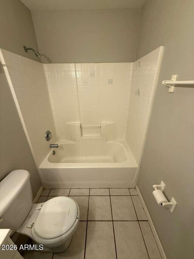 Building Photo - 1810 E 8th St