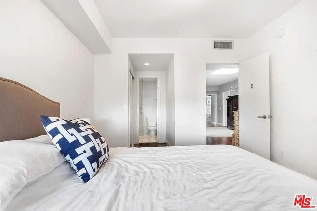 Building Photo - 121 S Palm Dr