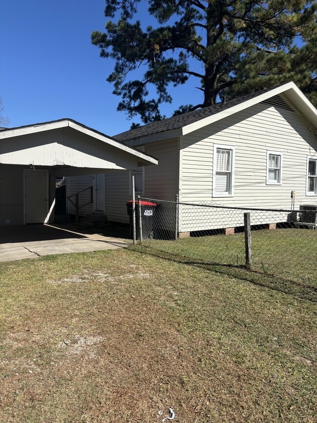 Primary Photo - 801 N St Antoine St