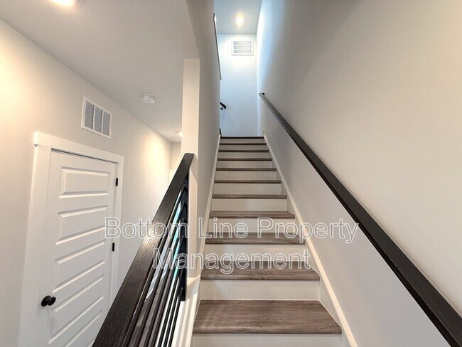 Building Photo - 607 W Tremont Ave