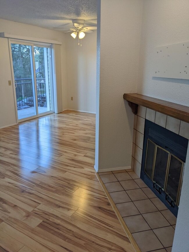 Building Photo - Woodinville townhouse style condo. 2 bed 2...