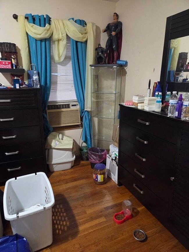 Building Photo - 5BR/1.5BA Row Home with Backyard and Laund...