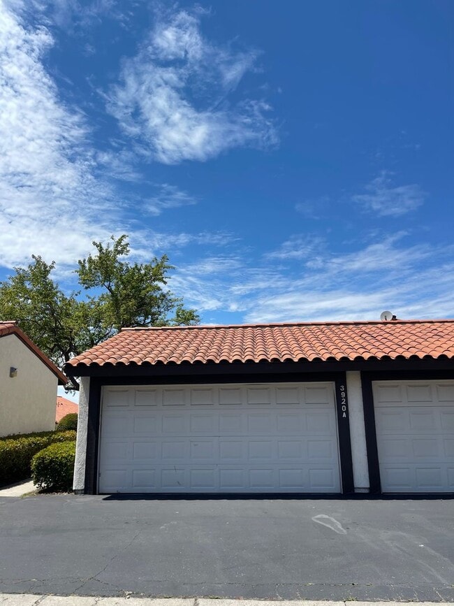 Building Photo - Mesa Circle Drive Townhouse with Loft!
