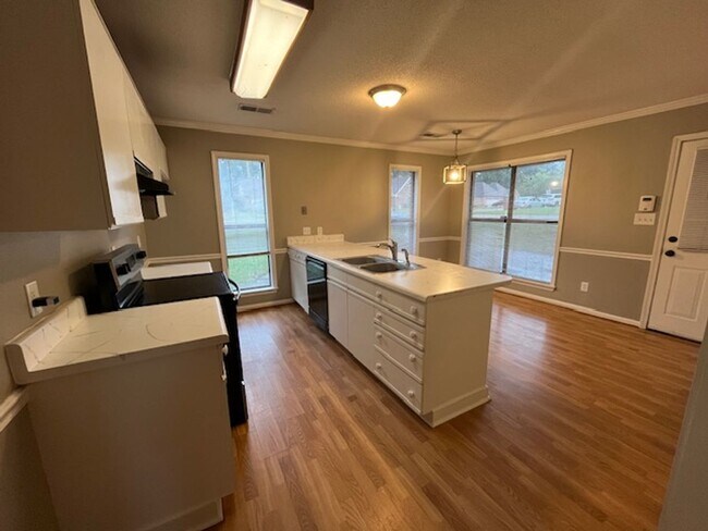 Building Photo - Renovated 3 Bedroom 2 Bath Home for Rent with 2 Car Garage!