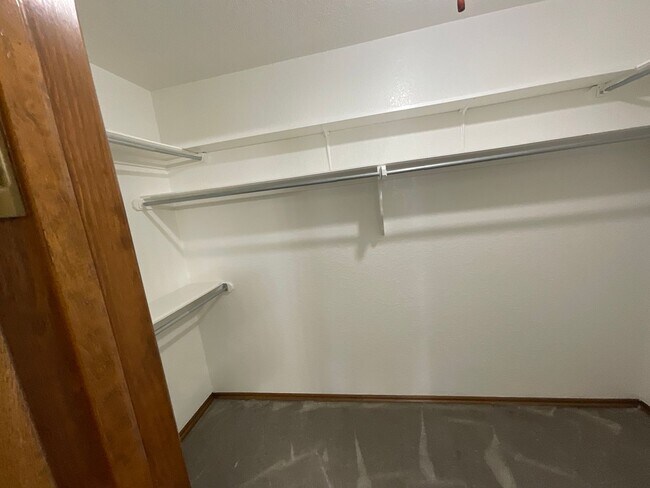 Building Photo - Spacious 3 bed, 2 bath, 2 living areas, 2 car garage