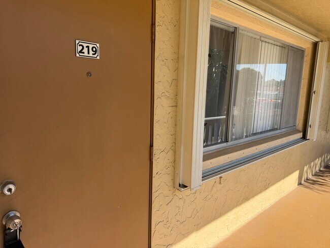 Building Photo - 600 Village Green Ct