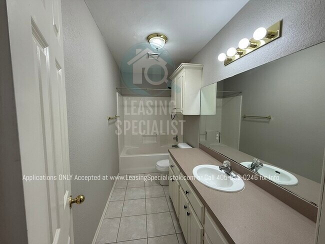 Building Photo - West Norman 3 Bed 2 Bath Garden home!