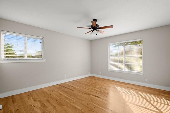Building Photo - 3001 Maplelawn Cir