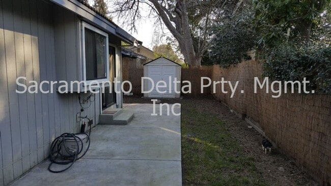 Building Photo - 3 Bedroom Greenhaven Home