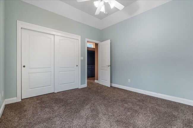 Building Photo - West Bakersfield Custom Home for Rent Available Now!