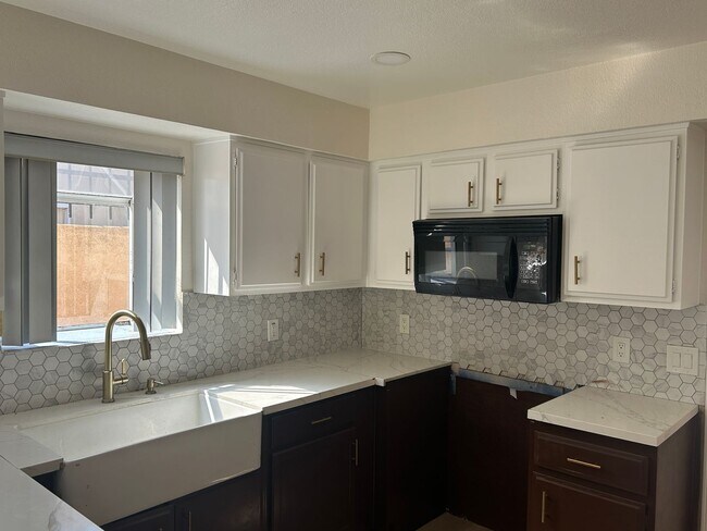 Building Photo - NEWLY REMODELED 3 BEDROOM 3 BATH