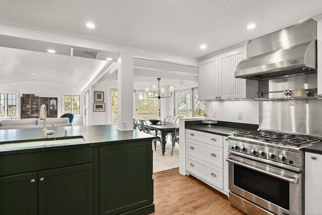 Building Photo - 104 Roton Ave