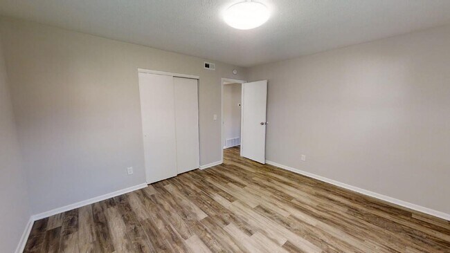 Building Photo - MOVE IN SPECIAL!!  FREE MONTH'S RENT!!  Mo...