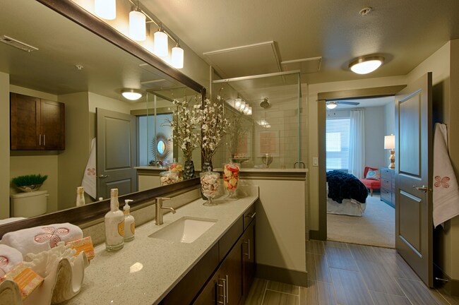 Building Photo - Live Smart, Live Midtown + Free Weeks!