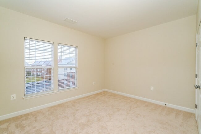 Building Photo - Spacious 3 Bed 2 Bath Condo With Balcony In Sought After Summerfield at Brambleton