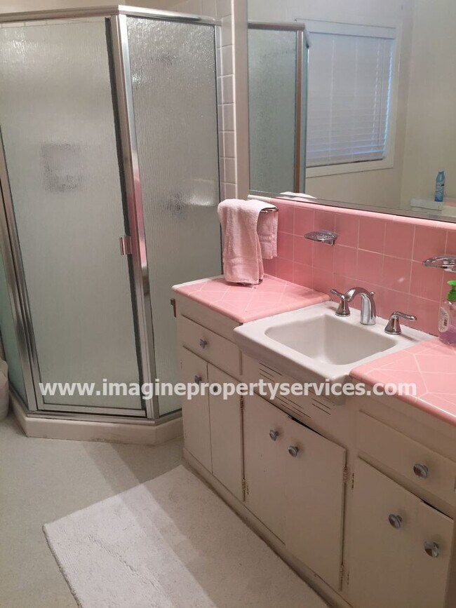 Building Photo - Charming Home For Rent