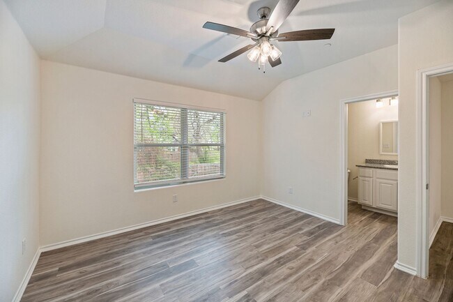 Building Photo - AVAILABLE NOW! 3 BEDROOM TRIPLEX LOCATED IN BONHAM, TEXAS!