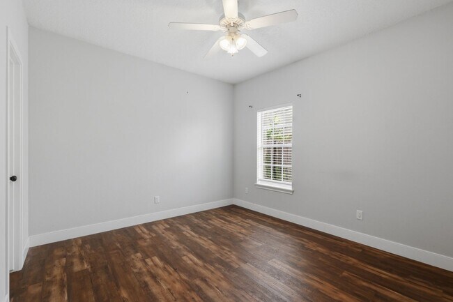 Building Photo - Remodeled 3 Bed Townhome