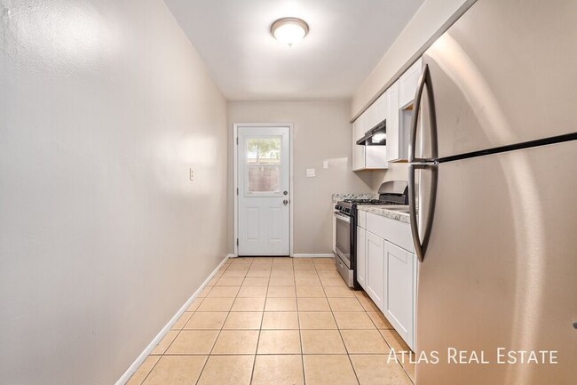 Building Photo - Recently Remodeled Garden Style 2 Bedroom