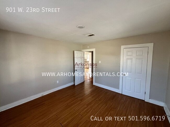 Building Photo - 901 W 23rd St