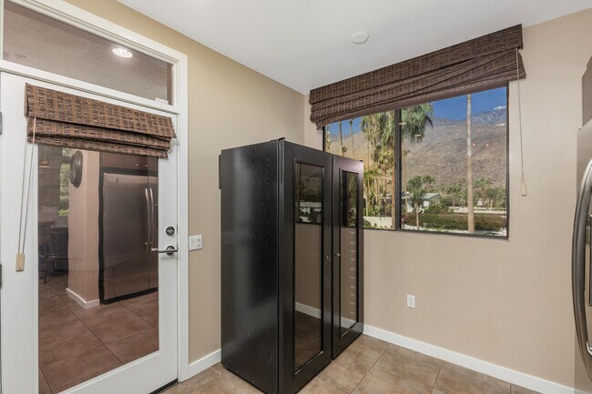 Building Photo - 780 E Palm Canyon Dr