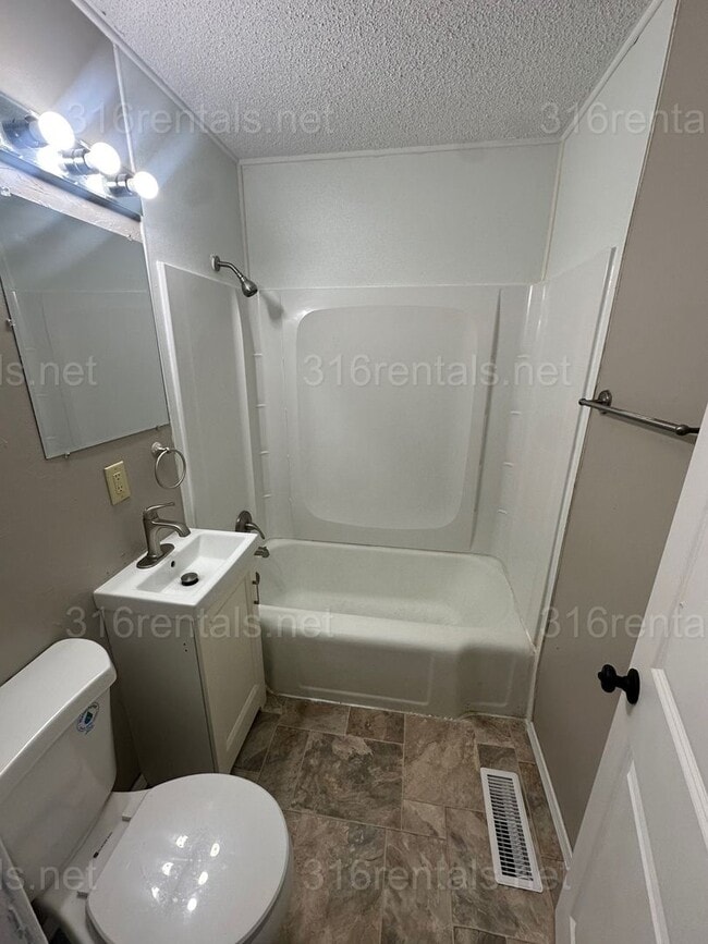 Building Photo - $1150- 3 bed 1 bath - Single Family Home