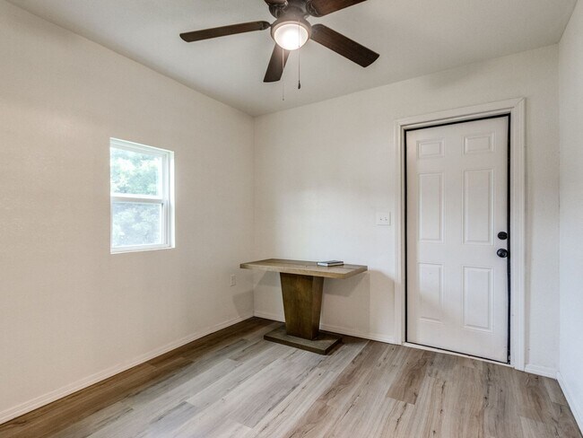 Building Photo - Completely Remodeled 1 Bedroom, 1 Bath Duplex!