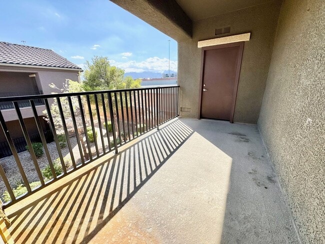 Building Photo - GORGEOUS 3 BEDROOM / 2 FULL BATH CONDO UNI...