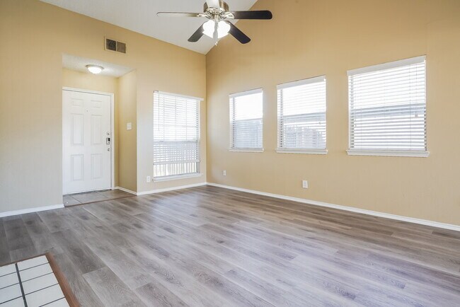 Building Photo - 1433 Grovecrest Dr