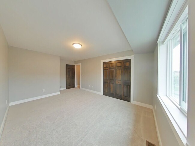 Building Photo - Stunning 3-bedroom, 2.5-bathroom condo with attached 2 stall garage!